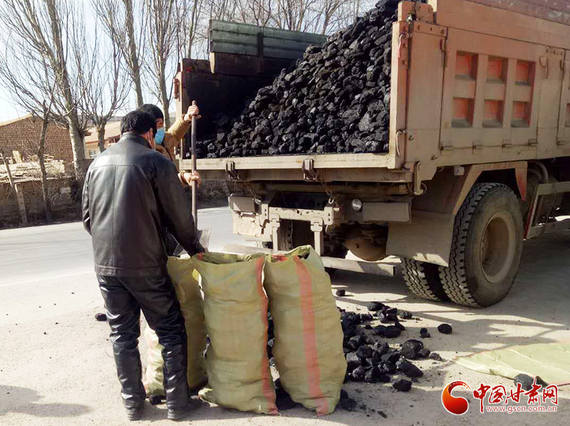 【甘肅全民戰(zhàn)“疫”】雪中送炭！會寧一企業(yè)為基層防控點捐贈10噸愛心煤（圖）
