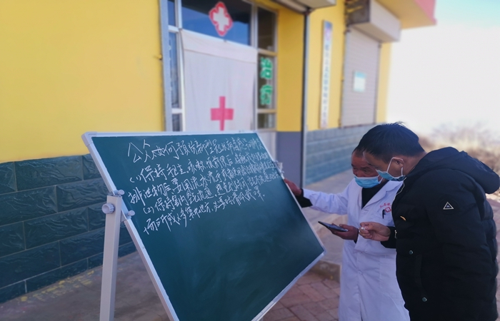 市紀(jì)委監(jiān)委駐村幫扶干部馬維高在村衛(wèi)生室宣傳疫情防控知識(shí)。.jpg