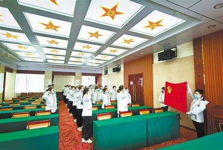 一次難得的黨課——甘肅第二、第三批援鄂醫(yī)療隊預(yù)備黨員宣誓儀式側(cè)記