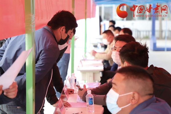 【甘肅省決戰(zhàn)決勝脫貧攻堅(jiān)】扶貧又扶志！把“就業(yè)大禮包”送到貧困戶家門口（圖）