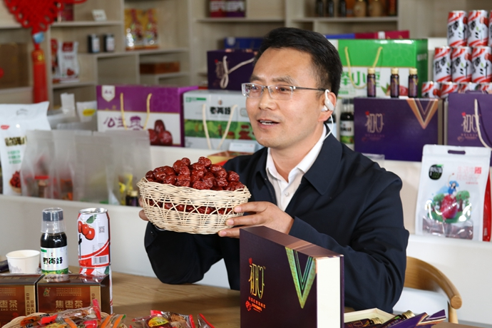 “縣長(zhǎng)直播天團(tuán)”唱響“甘貨春之聲”，售出近30種甘貨1萬(wàn)余件 開(kāi)進(jìn)直播間的網(wǎng)絡(luò)扶貧博覽會(huì)，受百萬(wàn)網(wǎng)友點(diǎn)贊 