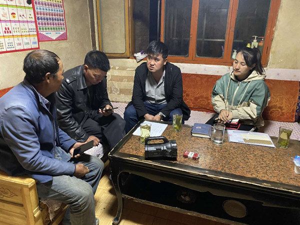 圖為木耳鎮(zhèn)紀(jì)檢干事盧建民（左三）連夜在多壩村多壩組奚連德家中了解受災(zāi)情況，排查安全隱患，并宣傳發(fā)生次生災(zāi)害的相關(guān)知識。_副本.jpg