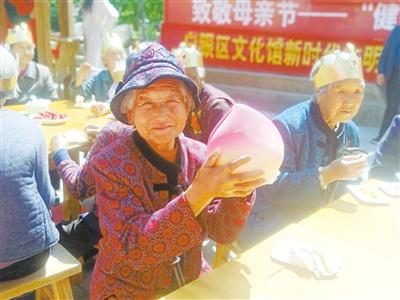 母親節(jié)，白銀“花村”擺了一場“敬老宴”