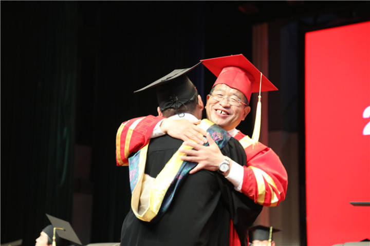 17分鐘14次掌聲！隴東學(xué)院院長(zhǎng)辛剛國(guó)這樣深情寄語(yǔ)畢業(yè)生