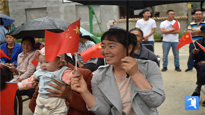 隴南市紀(jì)委監(jiān)委黨員干部與宕昌縣官亭鎮(zhèn)杜家村群眾一起慶祝黨的生日。_副本.jpg