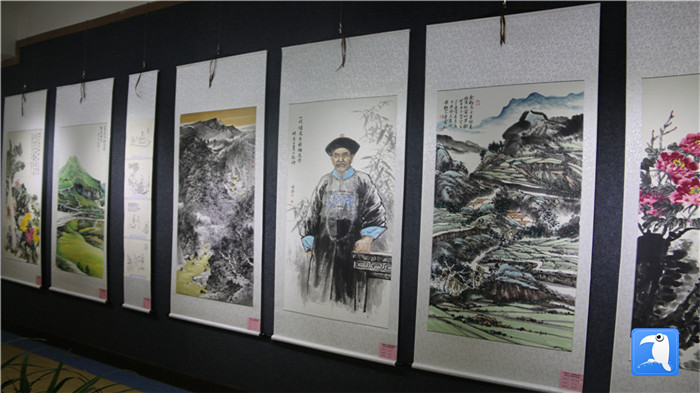 7月1日上午，定西市通渭縣紀(jì)委監(jiān)委舉辦“襄郡清風(fēng)·喜迎建黨99周年”廉政文化書畫展， 共同為黨的生日獻(xiàn)禮。_副本.jpg