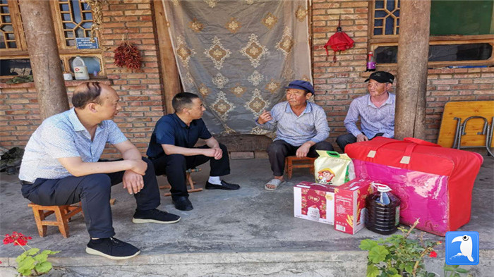在建黨99周年來臨之際，隴南市禮縣紀(jì)委監(jiān)委在中壩鎮(zhèn)、三峪鄉(xiāng)開展“七一”慰問老黨員、困難黨員活動(dòng)，為他們送去組織的關(guān)懷和節(jié)日的問候。_副本.jpg