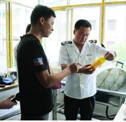 蘭州市場(chǎng)監(jiān)管局綜合行政執(zhí)法隊(duì)開(kāi)展學(xué)校、托幼機(jī)構(gòu)食品安全專(zhuān)項(xiàng)檢查