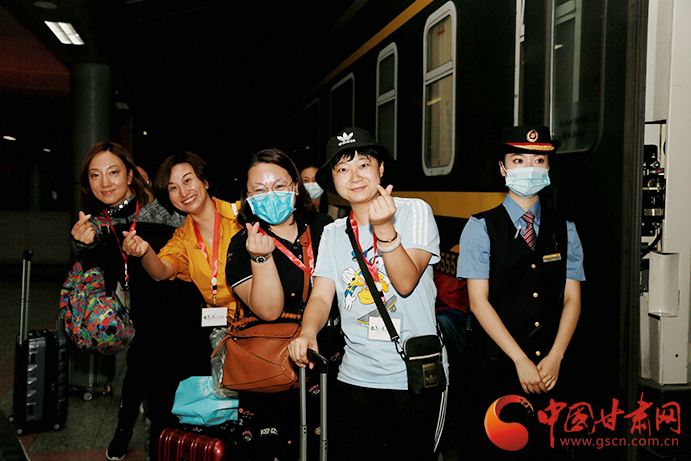 蘭州鐵路局列車(chē)大編組 “環(huán)西部火車(chē)游”開(kāi)行呈常態(tài)化