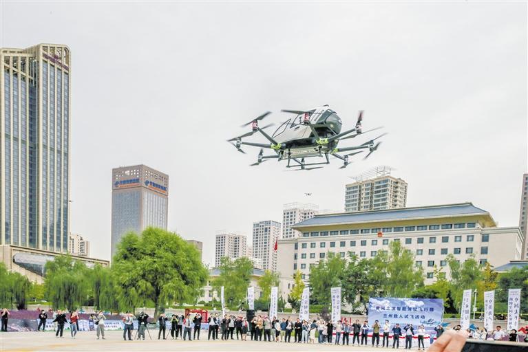 超酷、超刺激！智能駕駛飛行器在蘭載人試飛