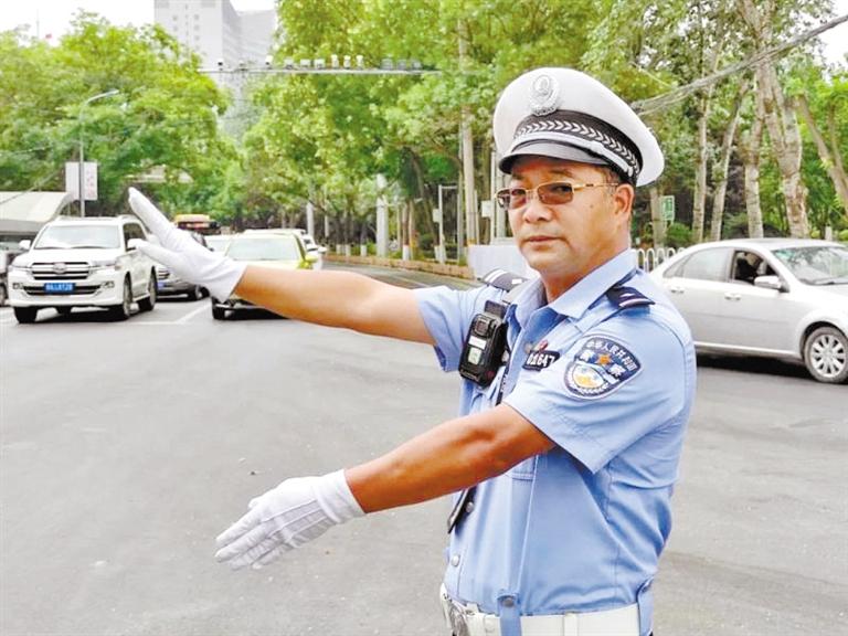 蘭州城關(guān)區(qū)交警大隊一線老交警馬驍：俯首甘為“老黃?！?>
        </a><em>蘭州城關(guān)區(qū)交警大隊一線老交警馬驍：俯首甘為“老黃?！?/em></li>
    <li><a  target=