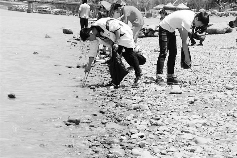 保護(hù)母親河，我們一直在路上……