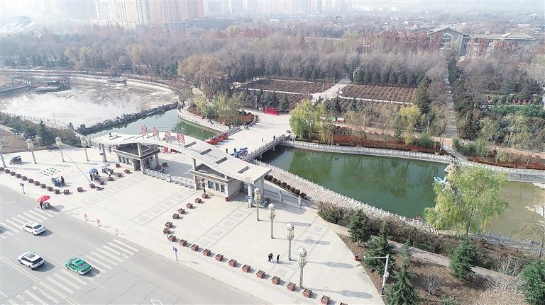 　初冬時節(jié)，臨夏市東郊公園里,楓樹、松柏、云杉等樹木色彩斑斕