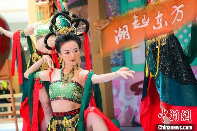 圖為今年9月5日，在重慶亮相的敦煌博物館“潮起東方”主題活動現(xiàn)場。敦煌博物館供圖