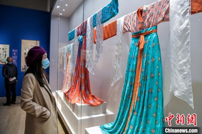 觀眾在參觀唐代服飾?！●樤骑w 攝