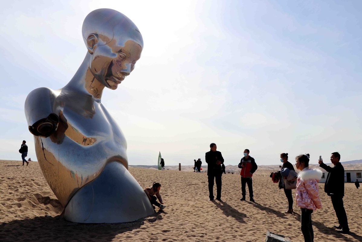 甘肅民勤“新年俗”沙漠里賞雕塑 盛迎四海賓朋見(jiàn)證生態(tài)成效