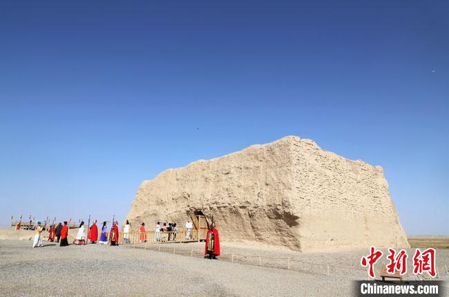 數(shù)十位身著古裝的女性通過體驗賞漢舞、習(xí)漢禮、吟誦詩詞等中華傳統(tǒng)文化，再現(xiàn)古絲綢之路的繁華盛景?！⊥踺?攝