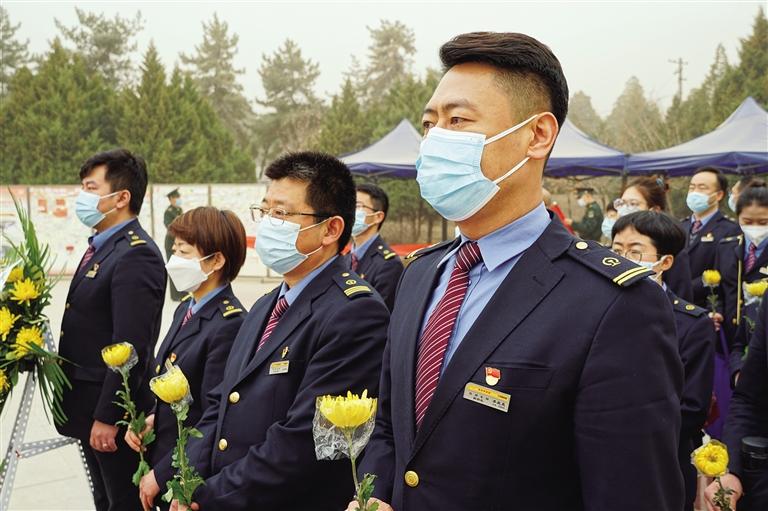 蘭州車(chē)站組織黨員祭奠“衛(wèi)國(guó)戍邊英雄”陳紅軍烈士