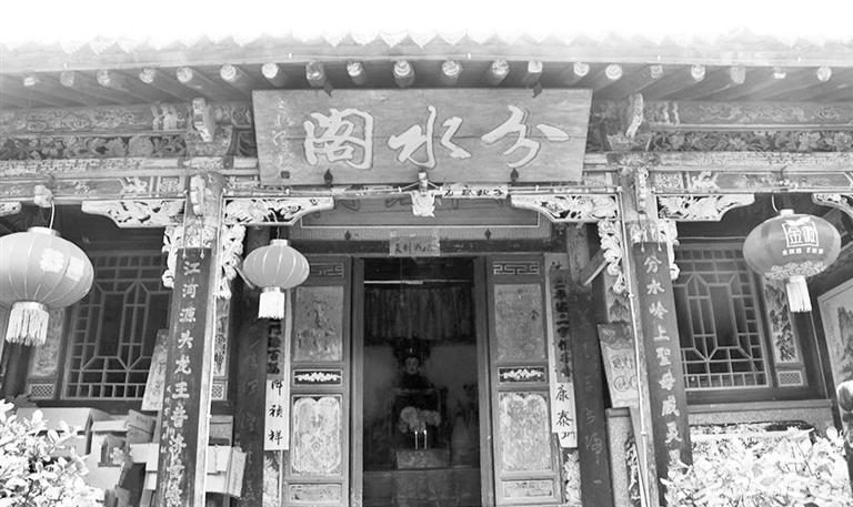 秦嶺鎮(zhèn)分水閣，一屋檐水分江河 這里可看水系奇觀，可賞連翹花海