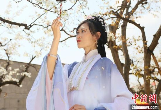 圖為蘭州青年身穿漢服在百年梨園賞景。　高展 攝