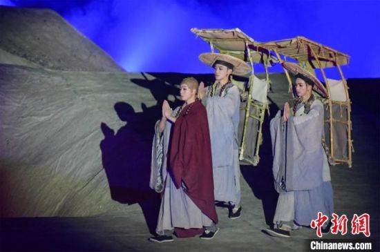 圖為演出現(xiàn)場，該劇獨(dú)創(chuàng)360度旋轉(zhuǎn)并前后移動(dòng)觀眾席，顛覆傳統(tǒng)劇場舞臺(tái)表演模式。　王斌銀 攝