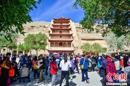 中國(guó)農(nóng)歷四月初八，敦煌民眾傳承歷史習(xí)俗，前往莫高窟燒香禮佛、祈福。(資料圖) 王斌銀 攝