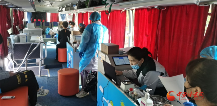 蘭州市城關(guān)區(qū)流動疫苗接種車來了 機動靈活隨到隨打（圖）