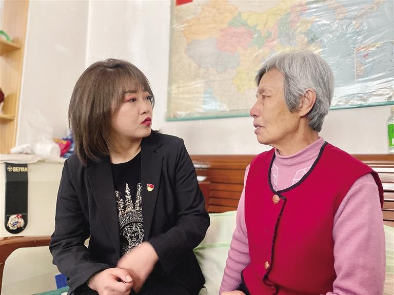 敦煌路街道任家莊街東社區(qū)黨委書(shū)記、居委會(huì)主任譚莉：我們必須成為老百姓?qǐng)?jiān)強(qiáng)的后盾