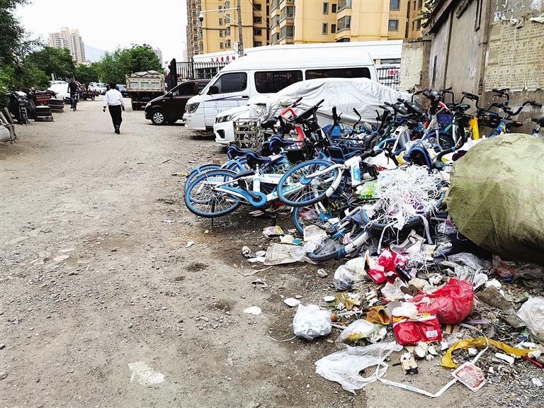 百米土路臟亂差，誰來管？經(jīng)記者協(xié)調(diào)，社區(qū)組織志愿者進(jìn)行了清理