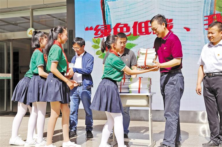 甘肅省生態(tài)環(huán)境廳開(kāi)展送書(shū)進(jìn)?；顒?dòng)