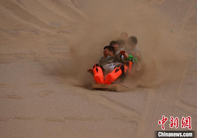 6月13日，敦煌鳴沙山月牙泉景區(qū)舉辦滑沙比賽。　馮豆 攝