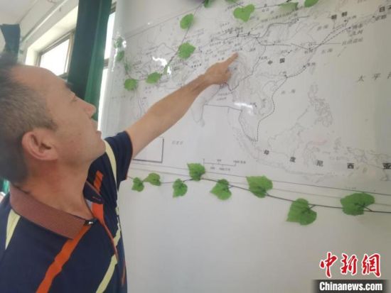 圖為甘肅省社會科學(xué)院絲綢之路研究所所長侯宗輝指出《絲綢之路古文明》課題組考察線路。　閆姣 攝