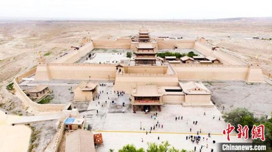 圖為7月中旬，世界文化遺產——嘉峪關，它是中國明代萬里長城的西端起點?！「哒埂z