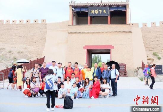 歷經數十載保護修繕的古老關城得以延年益壽，成為了海內外游客“絲路游”的必經打卡地?！「哒?攝