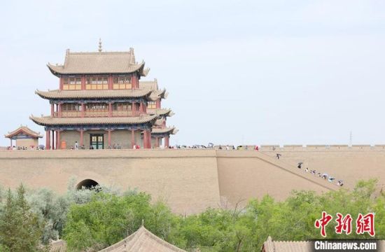歷經(jīng)數(shù)十載保護修繕的古老關(guān)城得以延年益壽，成為了海內(nèi)外游客“絲路游”的必經(jīng)打卡地?！「哒?攝