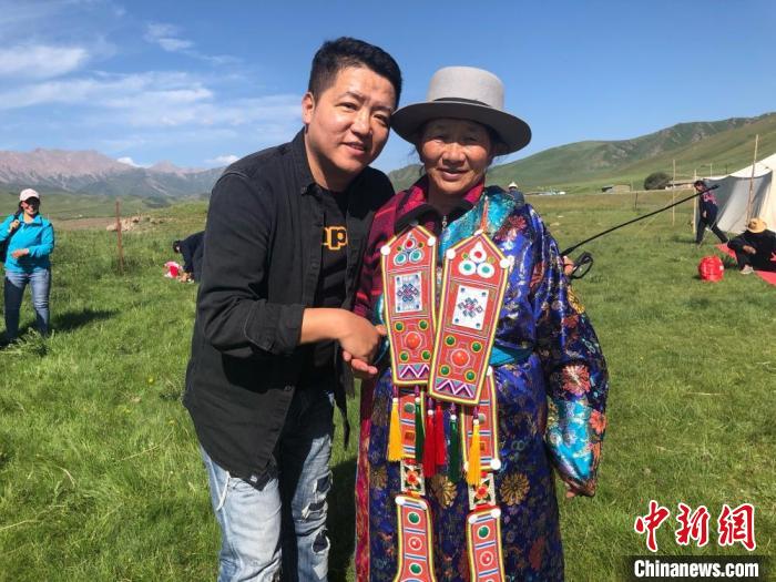 圖為拍攝紀(jì)錄片《西茂的婚禮》期間，張輝剛(左)與裕固族老人合影留念。(資料圖) 張輝剛供圖