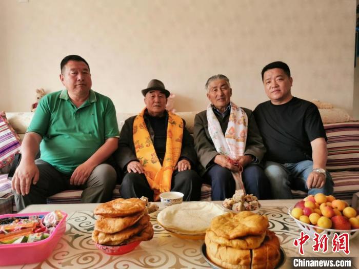 圖為張輝剛(右一)拜訪甘肅肅南縣裕固族德高望重的老人。(資料圖) 張輝剛供圖
