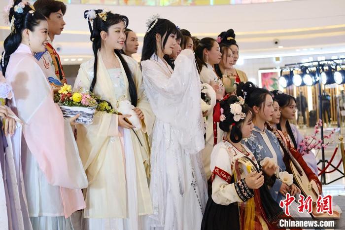 漢服愛好者參加2021年花朝節(jié)花神評選。受訪者供圖 點擊進入下一頁