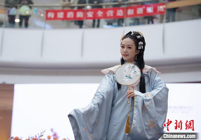 漢服愛好者王一帆參加漢服節(jié)活動。受訪者供圖 點擊進入下一頁