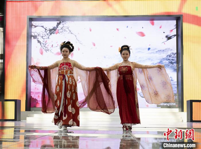 漢服愛好者關(guān)嘉美(左)參加漢服秀。受訪者供圖 點擊進入下一頁