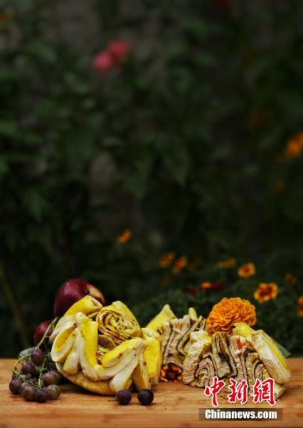 圖為做好的月餅，狀似玫瑰，切開(kāi)后層層疊疊，色彩斑斕。張文 攝