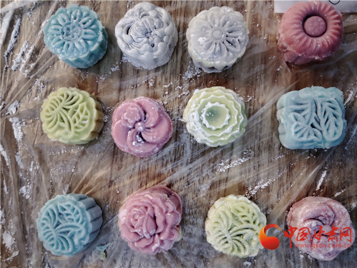 【網(wǎng)絡(luò)中國(guó)節(jié)·中秋】蘭州：社區(qū)居民自己動(dòng)手制作冰皮月餅 其樂(lè)融融過(guò)中秋