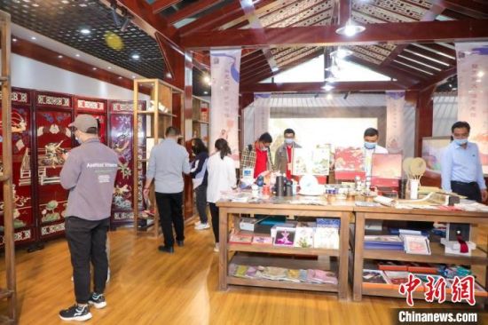 圖為甘肅“一會(huì)一節(jié)”期間，位于敦煌的天水市展館中，民眾觀賞文創(chuàng)產(chǎn)品?！「拭C省文化和旅游廳供圖