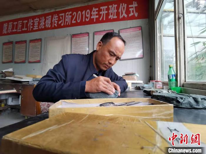 甘肅卓尼洮硯融合文化提升內(nèi)涵：不只一硯一銘，還要一盒一拓