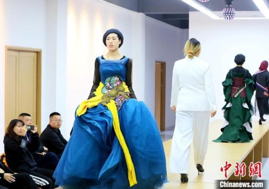 東鄉(xiāng)繡娘在T臺(tái)走秀。　高展 攝