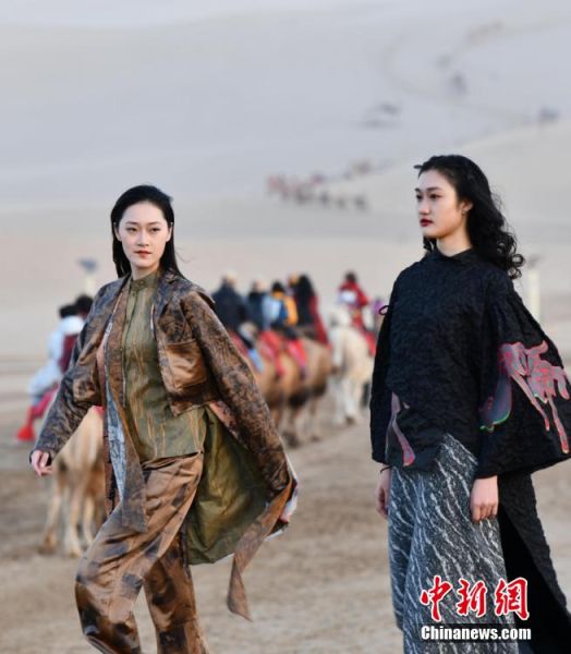 圖為敦煌服裝秀展示。 殷春永 攝