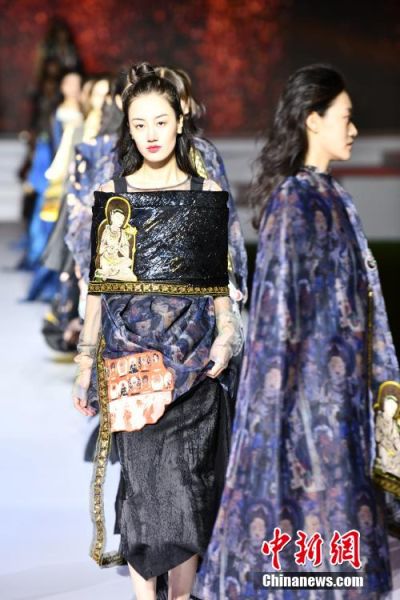 圖為敦煌服裝秀展示。 殷春永 攝