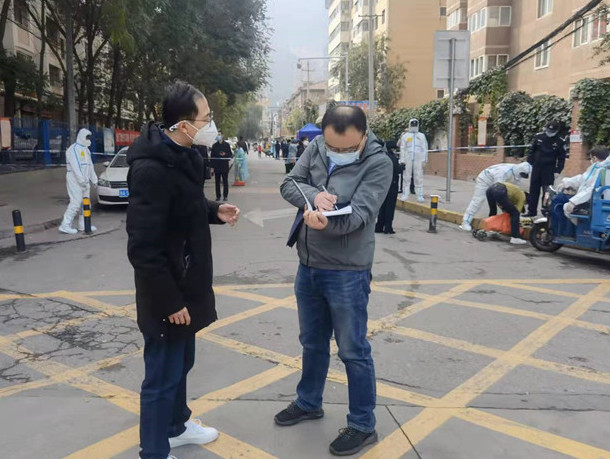 蘭州市紀委監(jiān)委干部下沉一線詳細詢問疫情防控情況。.jpg