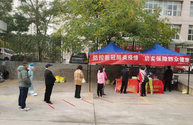 城關區(qū)紀委監(jiān)委各監(jiān)督檢查組督促各街道核酸檢測點落實“一米線”制度。.jpg