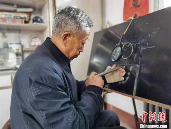 圖為陶世清在創(chuàng)作中?！钅?攝